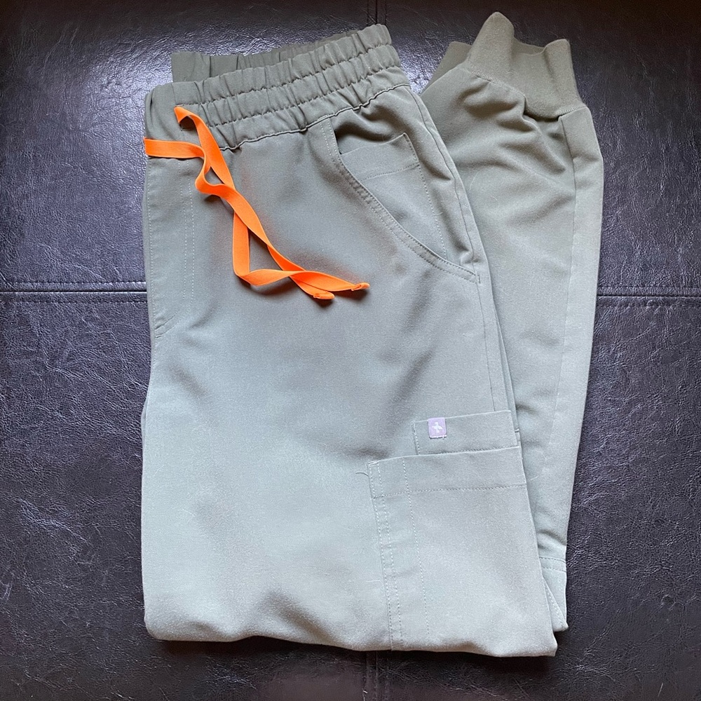FIGS💚Women’s High Waisted Uman Relaxed Jogger Scrub Pants, Sz. MP - Moss🌿